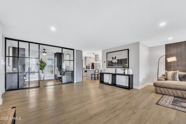 Photo - 2011 E Gary Cir