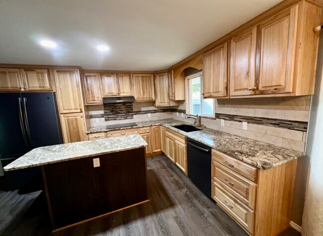 Kitchen - 215 SW Skyline Dr