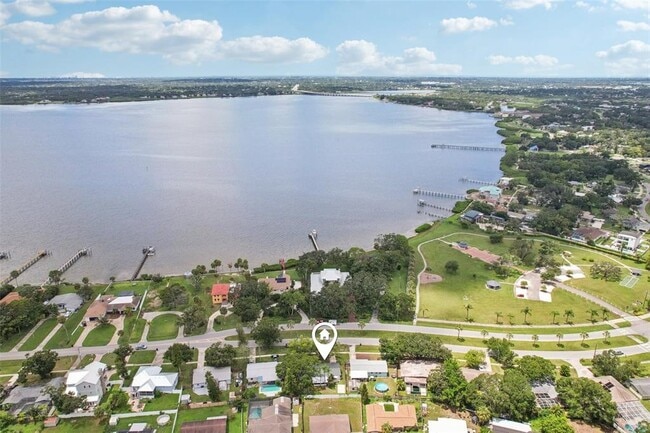 Photo - 311 Shore Dr E