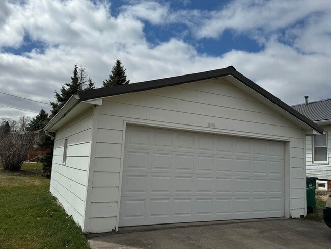 Photo - 806 W Broadway St