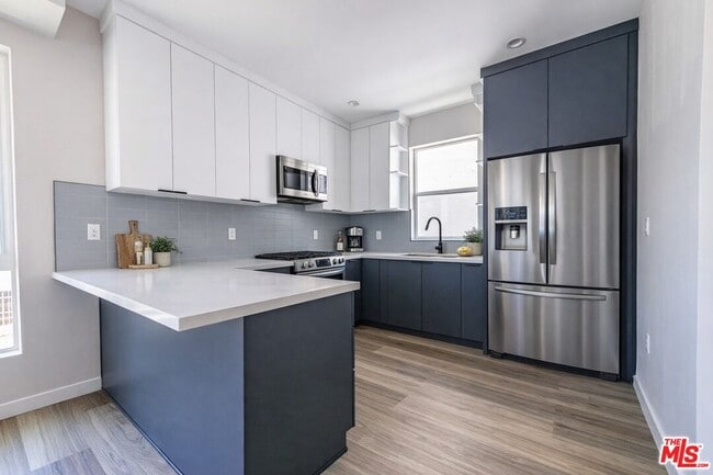 Photo - 6700 Balboa Blvd Unidad 2