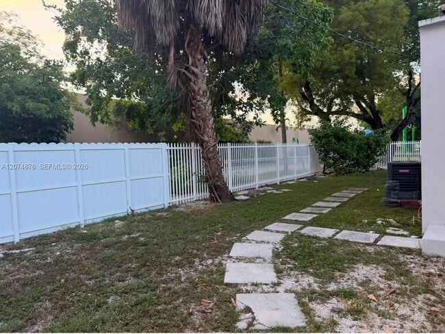 Photo - 586 NW 48th St Unidad 1