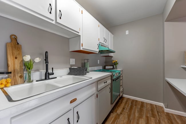 Building Photo - 1609 E State St