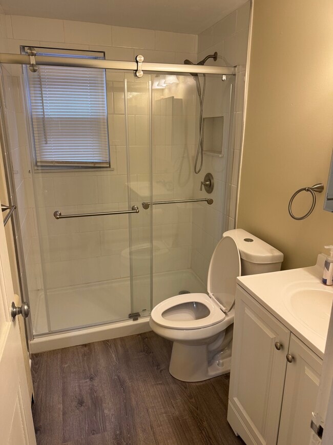 Building Photo - 877 Farmington Ave Unit 881-102