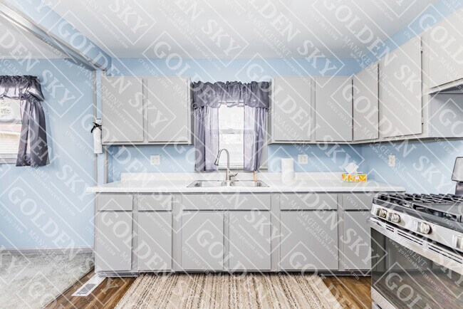 Photo - 2400 W 10th St
