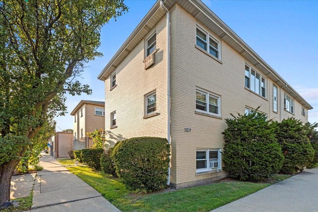 Building Photo - 5834 W Montrose Ave