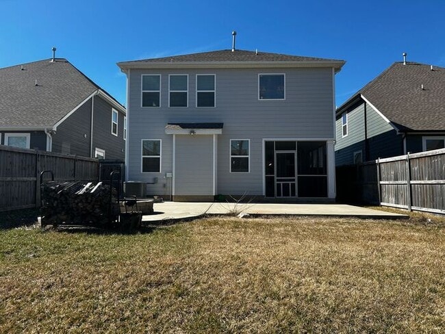 Building Photo - 4-Bed/3.5-Bath Home with Fenced Yard and Garage Parking/Available Soon!