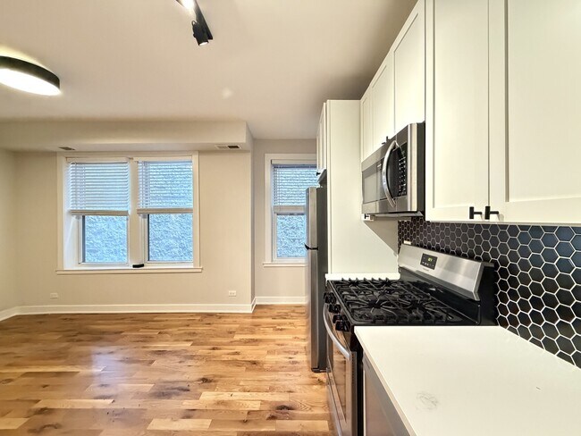 643 W Wrightwood Ave Unit 702