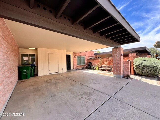 5526 N Arroyo Grande Dr