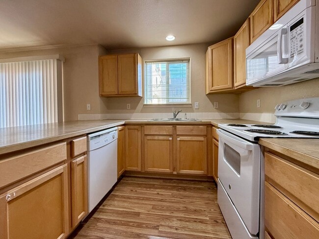 Photo - SCHEDULE A TOUR TO VIEW THIS SPACIOUS TOWNHOME IN REDMOND!!