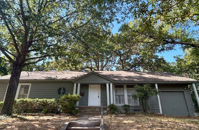 Building Photo - 3 bed 2 bath in the heart of Denton TX Rental