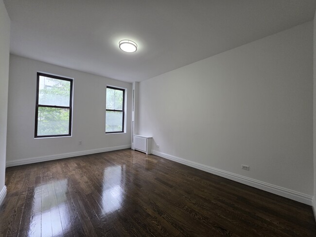 Photo - 216 E 89th St Unit Ev3w