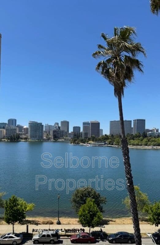 Photo - 1940 Lakeshore Ave