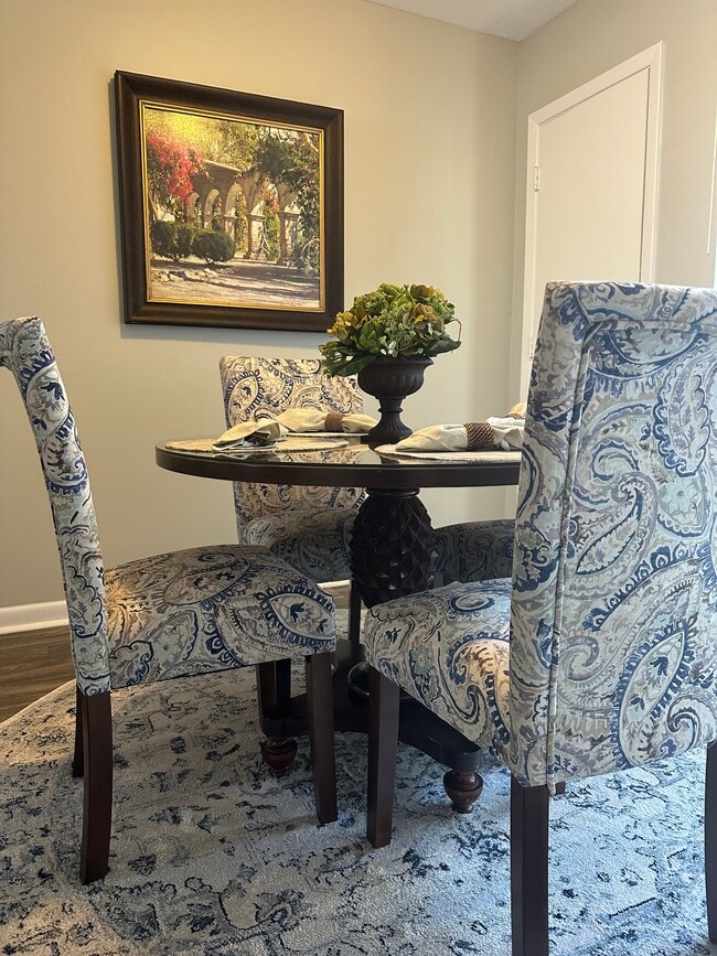Dining Room - Foxwood Apartment Townhomes