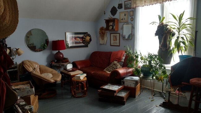 Living room with west facing windows - 416 N Huron St Unit #3