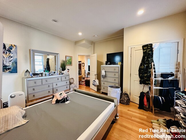 Photo - 48 Carleton St