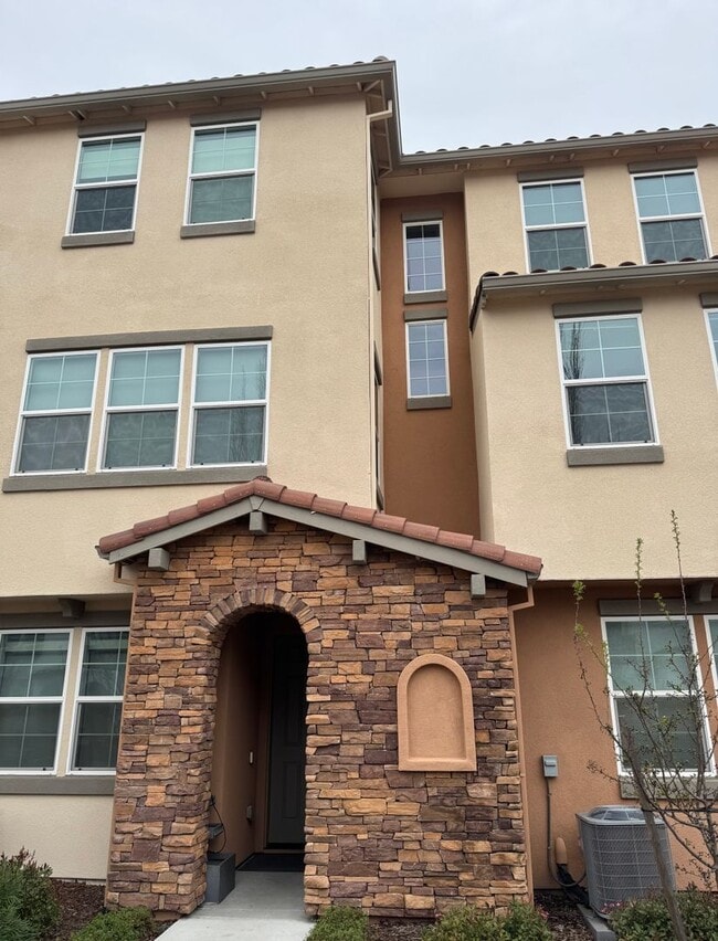 Building Photo - 4 Bed 3 Bath 2 Car Garage