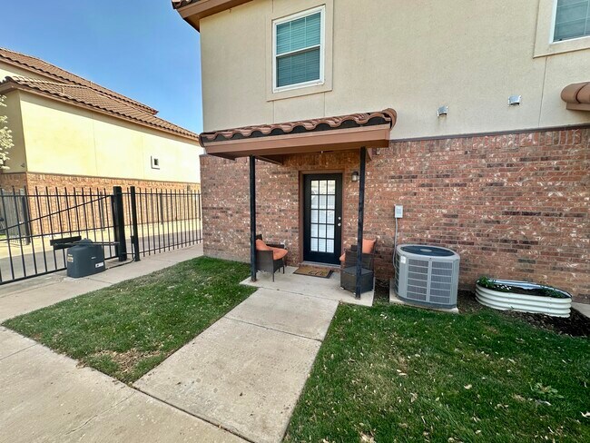 Photo - 2108 Main St