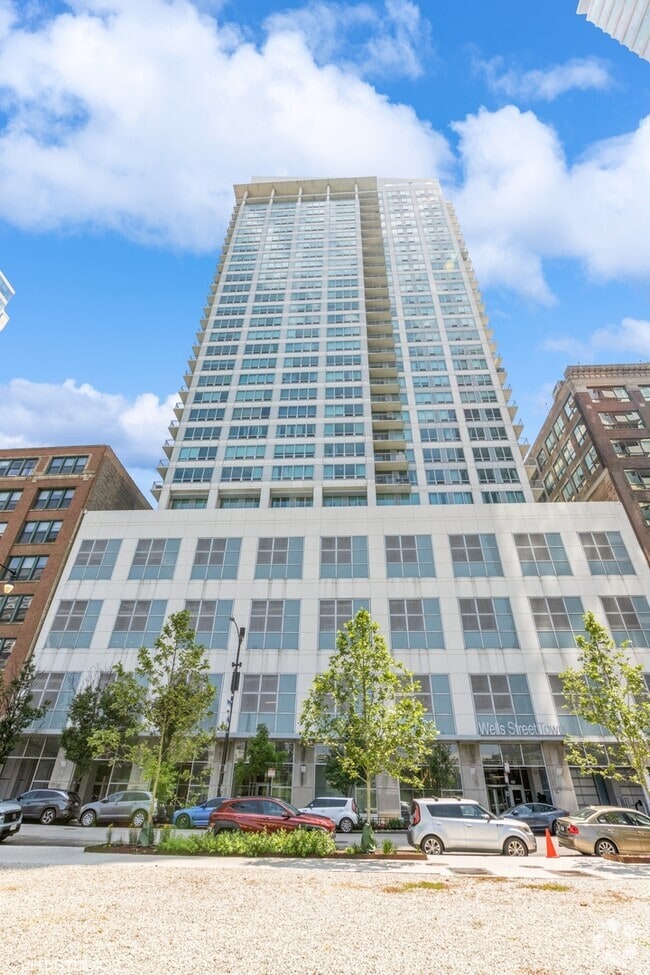 Building Photo - 701 S Wells St Rental