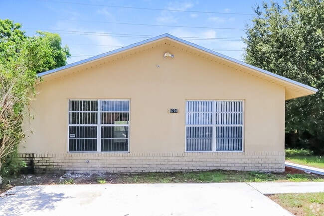 Building Photo - 5770 Bermuda Cir S Rental
