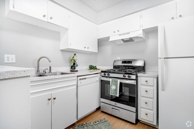 1BR, 1BA - 700SF - Kitchen - Greenbrier Apartments