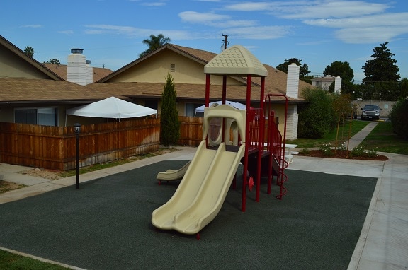 Building Photo - Pinewood Villas Apartments