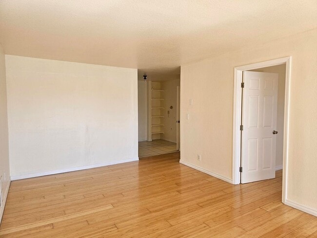Photo - Sunny 2 Bed / 1 Bath Condo with Private Ba...