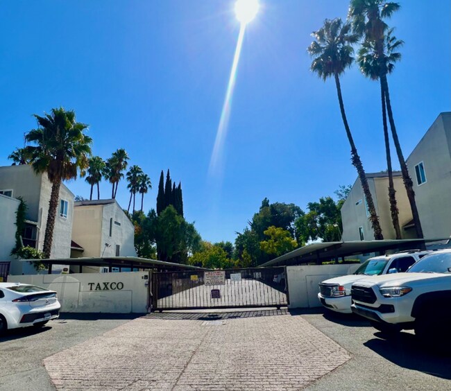 Building Photo - 2200 Laguna Cir Unit Apt F