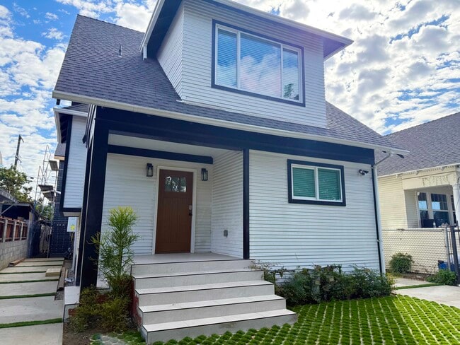 Building Photo - 678 E 45th St