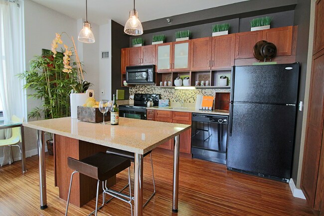 Building Photo - 53 E Lake St Rental