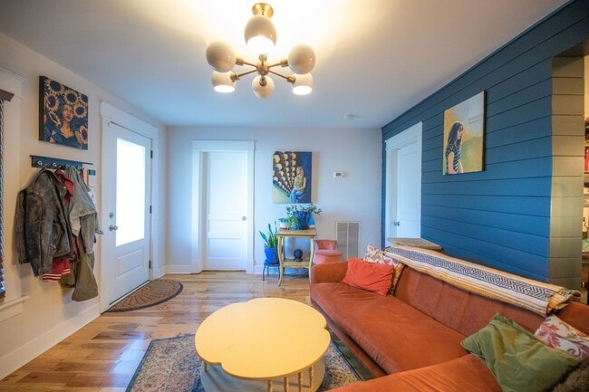 Photo - 2 bedroom 2 bath Madison cottage