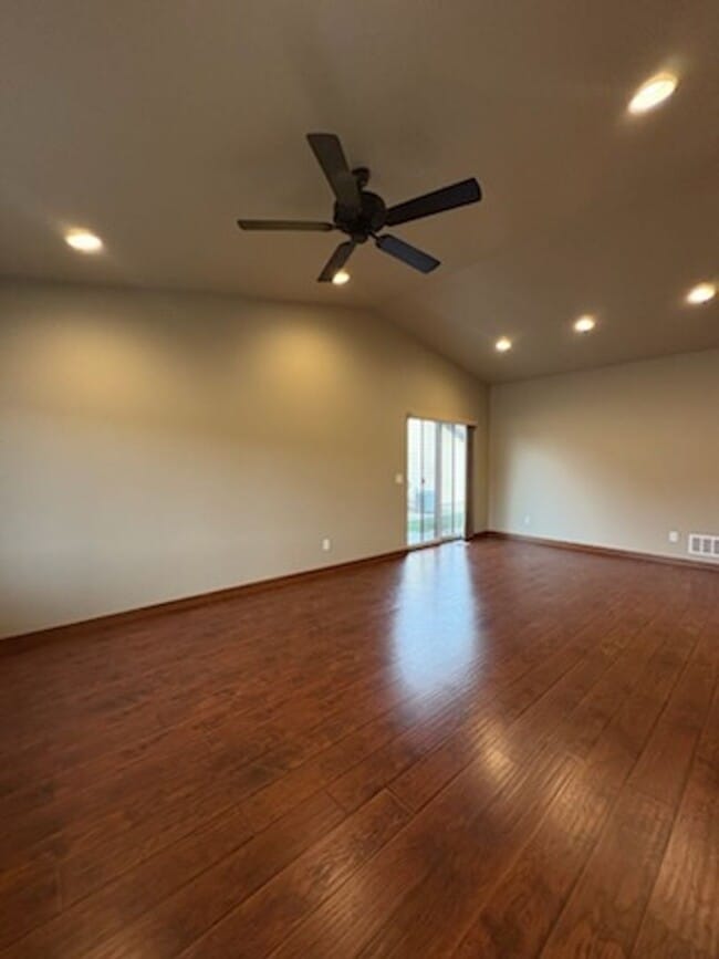 Photo - 3 BEDROOM | 2 BATH | GARAGE | NEWER TOWNHOME SUMMERSET