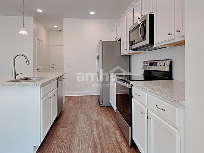 Photo - 615 W Lionel Rd