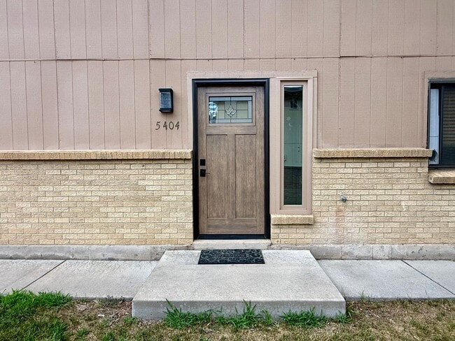 Photo - Charming 2BR Townhome w/ Attached Garage in Prime Lakewood Location!