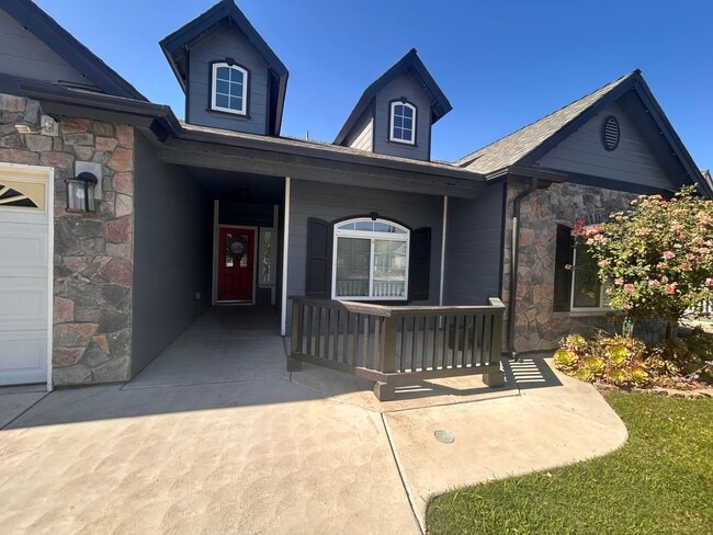 Building Photo - Designer living with extra solar panels in North Hanford.