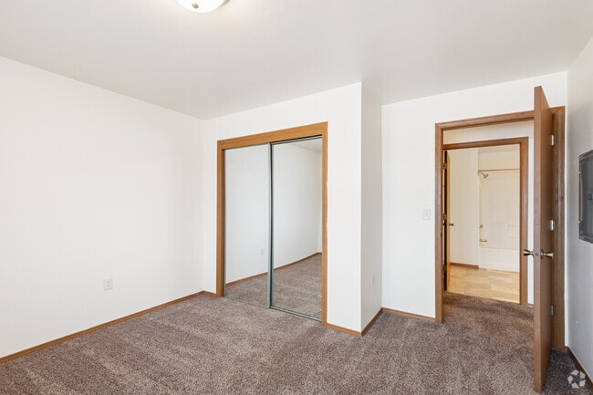 2BR, 1BA - 1,000SF - Bedroom