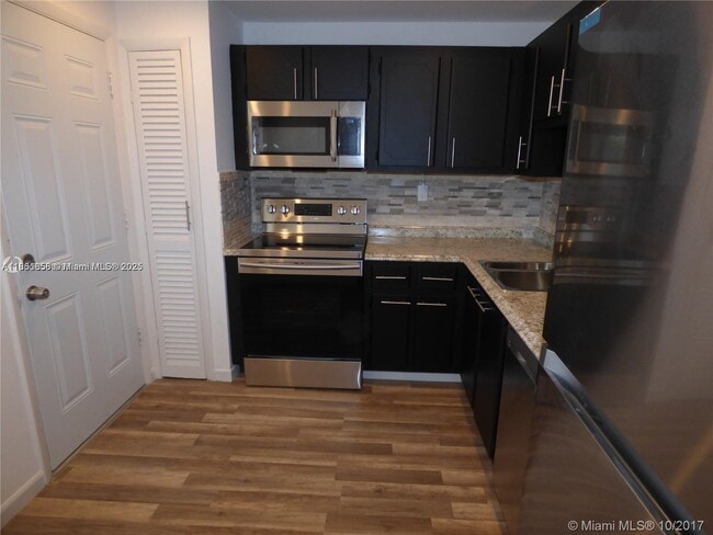 Building Photo - 1601 NE 191st St Unit 307 Rental