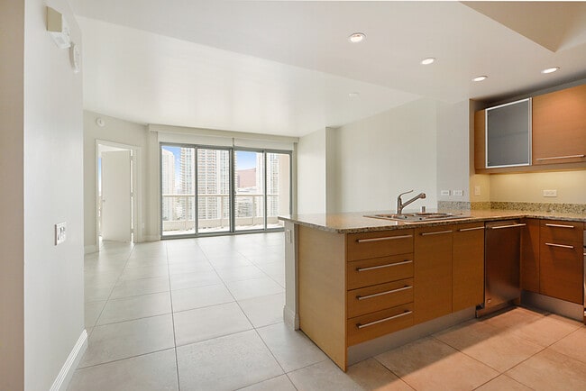 Building Photo - Turnberry Towers 2105W-Stunning City Views...