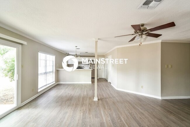 Photo - 3 Bedroom Pet-Friendly Home in San Antonio, TX with Main Street Renewal