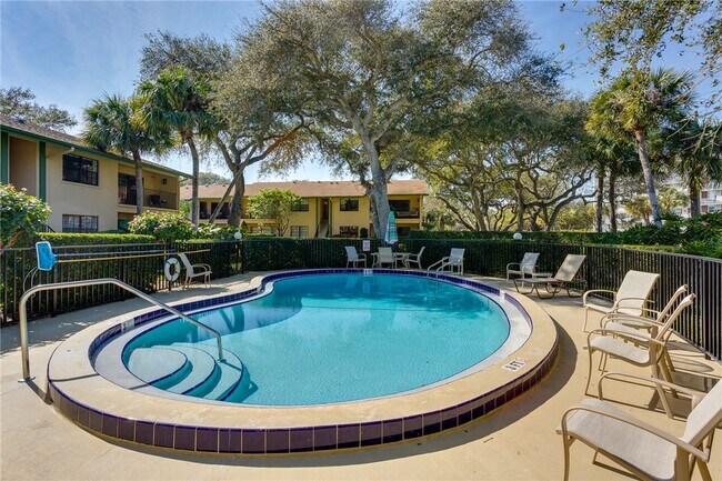 Photo - 910 E Causeway Blvd