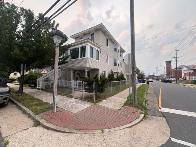 Building Photo - 901 N Ohio Ave Unit 2