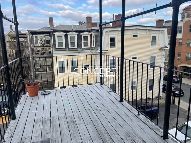 Building Photo - 369A Centre St Unit 4TS