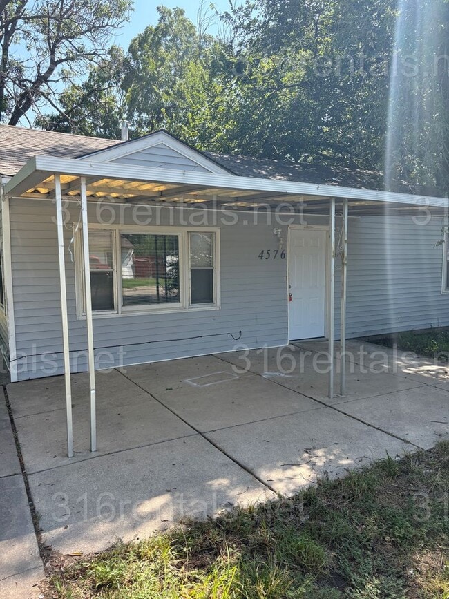 Building Photo - $950 - 3 bedroom / 1 bathroom - Single Fam... Rental