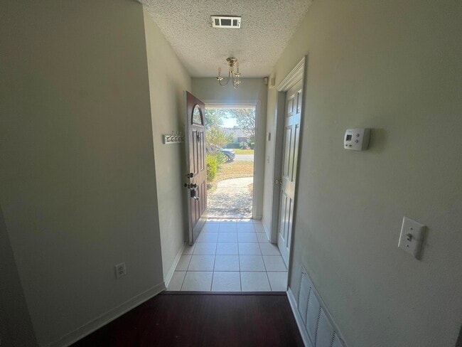 Photo - 106 Louise Dr