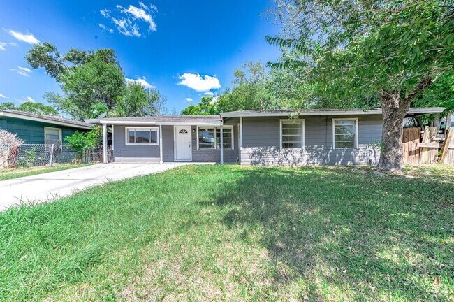 Building Photo - 5711 Lyndhurst Dr Rental