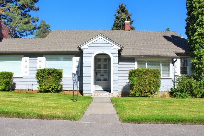 Photo - PETS CONSIDERED! Located in Bend's HISTORIC District, Walk to Drake Park! A/C, All Appliances, Ha...