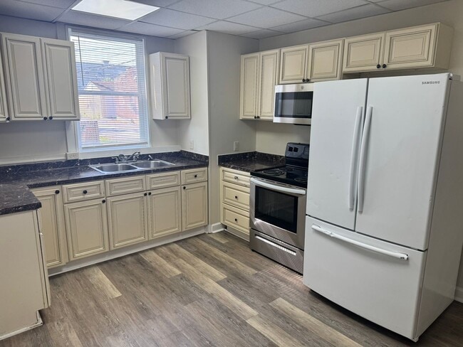 Building Photo - 3 bedroom, 1 bath, 2 story half double house