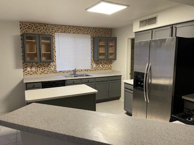 Photo - 3 Bed/2.5 Bath 2-Level Home with Loaded Kitchen! Washer/Dryer! Big backyard!