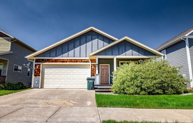 Building Photo - 3 Bed 2 Bath Single Home with wood floors ...
