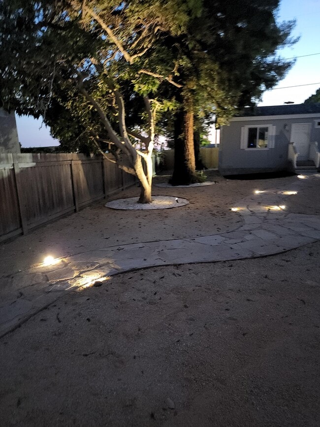 Unidades traseras en el patio lateral - 67 College Dr Unidad 67 College Dr